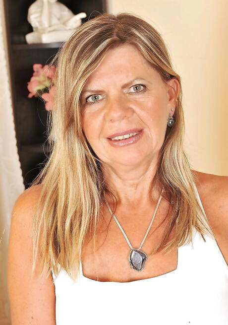 Appealing grannie Samantha in skirt reveals her ass 