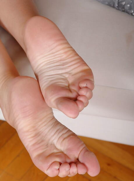 Very attractive american brunette milf Dana Dearmond in tight jeans likes some hot foot fetish 