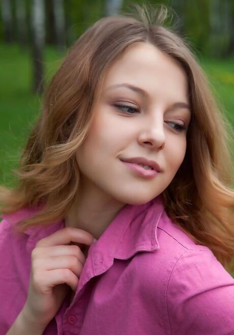 Rangy young Nikia A makes some hot foot fetish action outdoor